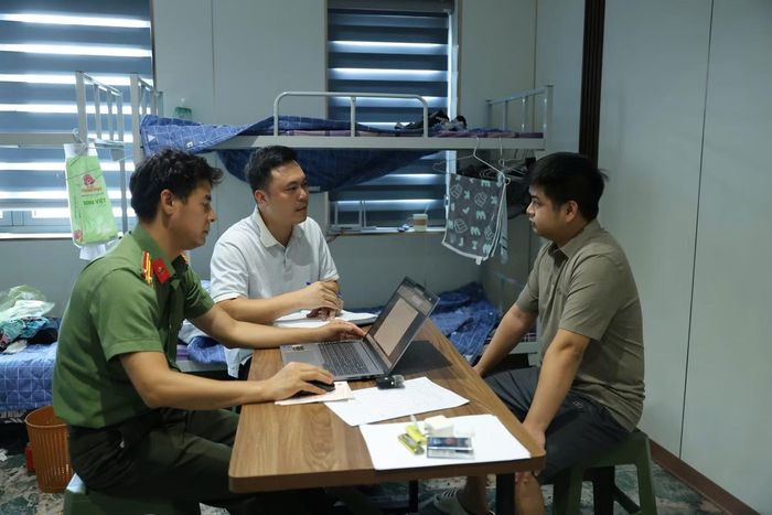Cán bộ Công an tỉnh Bắc Ninh đấu tranh với đối tượng.