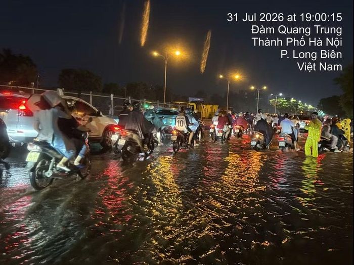 Lực lượng chức năng ứng trực đảm bảo tiêu thoát nước chiều tối 31/7. Ảnh: Sở Xây dựng Hà Nội