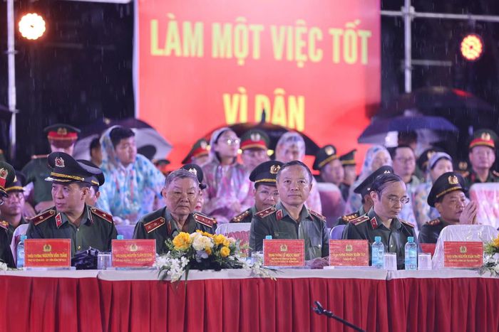 Các đại biểu Bộ Công an, TP Đà Nẵng cùng đông đảo cán bộ, chiến sĩ và nhân dân dự Lễ khai mạc Vòng Chung kết Hội thao Quân sự, Võ thuật và Thể thao CAND năm 2026.
