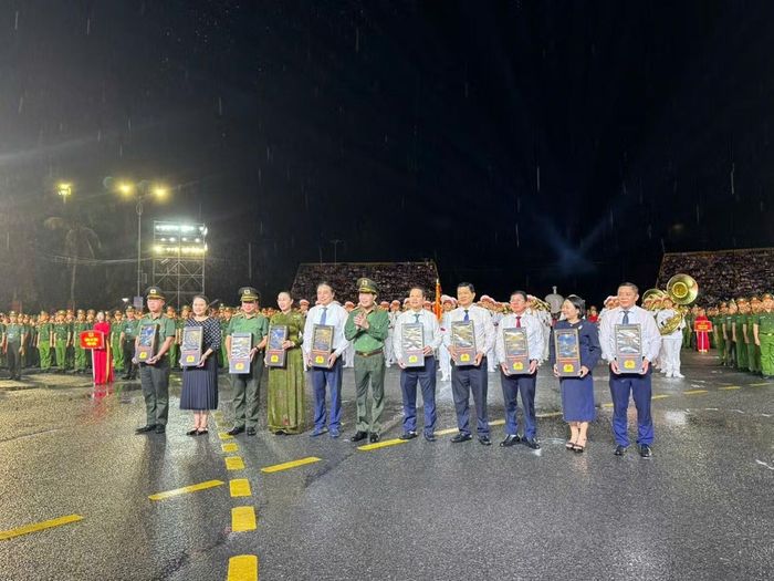 Thứ trưởng Lê Quốc Hùng trao quà của Bộ trưởng Lương Tam Quang tặng các đại biểu dự Lễ khai mạc Vòng Chung kết Hội thao Quân sự, Võ thuật và Thể thao CAND năm 2026.