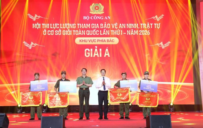 Đồng chí Nguyễn Hồng Phong, Phó Bí thư Thường trực tỉnh Thanh Hóa và Thiếu tướng Nguyễn Viết Giang, Cục trưởng Cục Xây dựng phong trào bảo vệ an ninh Tổ quốc trao giải A cho 4 đội thi.