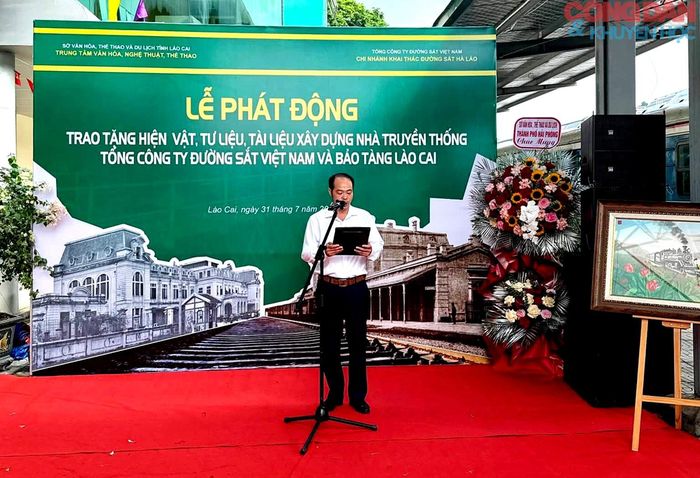 Lãnh đạo Bảo tàng Lào Cai phát động trao tặng hiện vật, tài liệu xây dựng Nhà truyền thống Tổng công ty đường sắt Việt nam và Bảo tàng Lào Cai. Ảnh: Bảo tàng Lào Cai