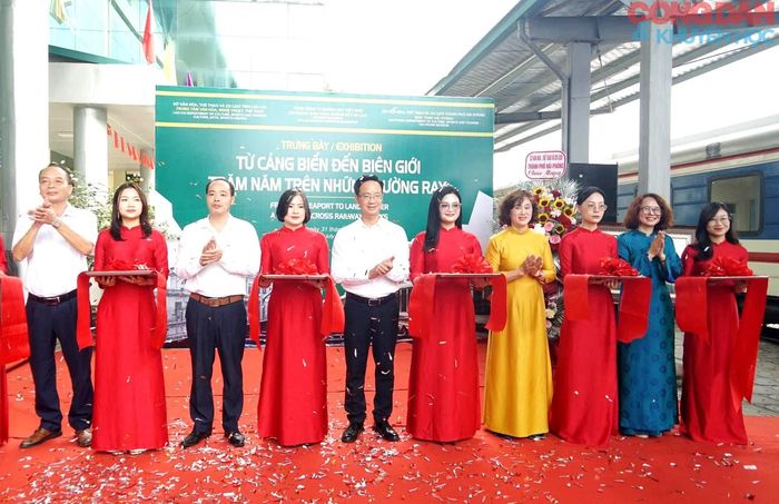 Các đại biểu cắt băng khai mạc trưng bày “Từ cảng biển đến biên giới - Trăm năm trên những đường ray” tại Ga Lào Cai. Ảnh: Bảo tàng Lào Cai