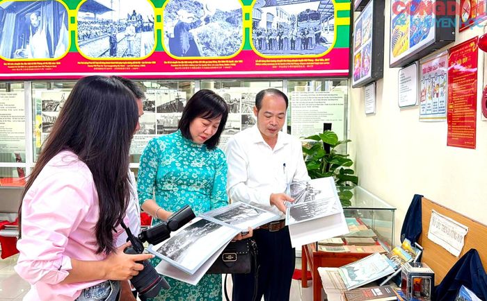 Đại biểu tìm hiểu tư liệu về đường sắt Hải Phòng - Lào Cai - Côn Minh. Ảnh: Bảo tàng Lào Cai