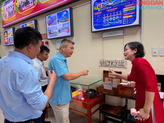 "Va ly ký ức" về 120 năm đường sắt Hải Phòng - Lào Cai - Côn Minh. Ảnh: Bảo tàng Lào Cai