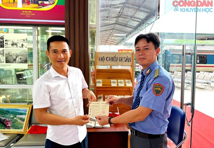Trao "Hộ chiếu di sản" cho du khách tham quan. Ảnh: Bảo tàng Lào Cai