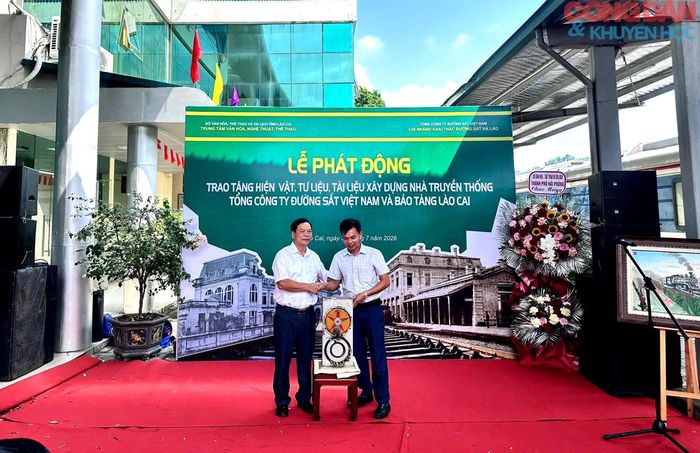 Trao tặng tư liệu về đường sắt Hải Phòng - Lào Cai - Côn Minh. Ảnh: Bảo tàng Lào Cai