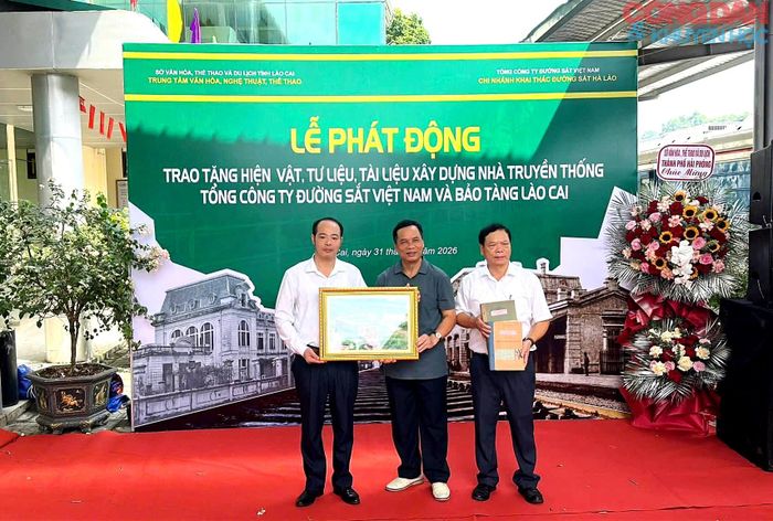 Trao tặng tư liệu về đường sắt Hải Phòng - Lào Cai - Côn Minh. Ảnh: Bảo tàng Lào Cai