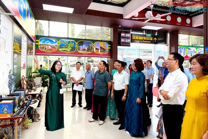 Cán bộ Bảo tàng Lào Cai giới thiệu về đường sắt Hải Phòng - Lào Cai - Côn Minh. Ảnh: Bảo tàng Lào Cai