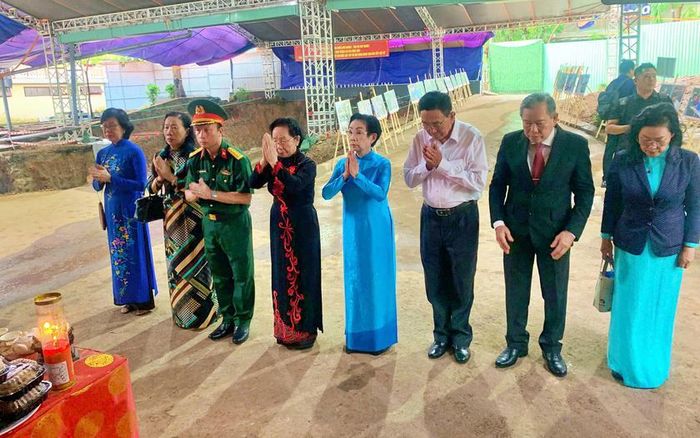 Đoàn công tác Hội Khuyến học Việt Nam dâng hoa, dâng hương tại khu vực tìm kiếm, quy tập hài cốt liệt sĩ trong Công viên Lê Thị Riêng.