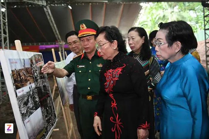 Tại khu vực tưởng niệm, nguyên Phó chủ tịch nước Nguyễn Thị Doan thành kính dâng hương, dành phút mặc niệm tri ân các Anh hùng liệt sĩ đã anh dũng hy sinh vì độc lập, tự do của Tổ quốc. Đại tá Nguyễn Đình Chuẩn, Phó Chính ủy Bộ Tư lệnh Thành phố Hồ Chí Minh đã báo cáo với đoàn về quá trình triển khai công tác tìm kiếm, quy tập, những kết quả đạt được cũng như các nhiệm vụ đang được lực lượng chức năng tiếp tục thực hiện. Ảnh: Znew