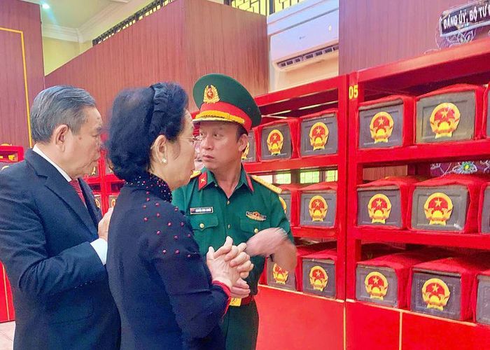 GS.TS Nguyễn Thị Doan thăm viếng khu vực quàn hài cốt liệt sĩ, lắng nghe tiến độ đợt quy tập hài cốt liệt sĩ tại công viên Lê Thị Riêng.