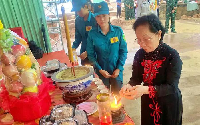 GS.TS Nguyễn Thị Doan bày tỏ lòng tri ân sâu sắc trước anh linh các liệt sĩ.