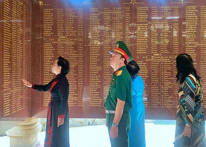 Đoàn công tác thăm viếng khu vực xác minh danh tính các liệt sĩ. 