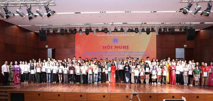 Hội Khuyến học Thành phố Hà Nội vinh danh 250 tấm gương học tập tiêu biểu năm 2026.