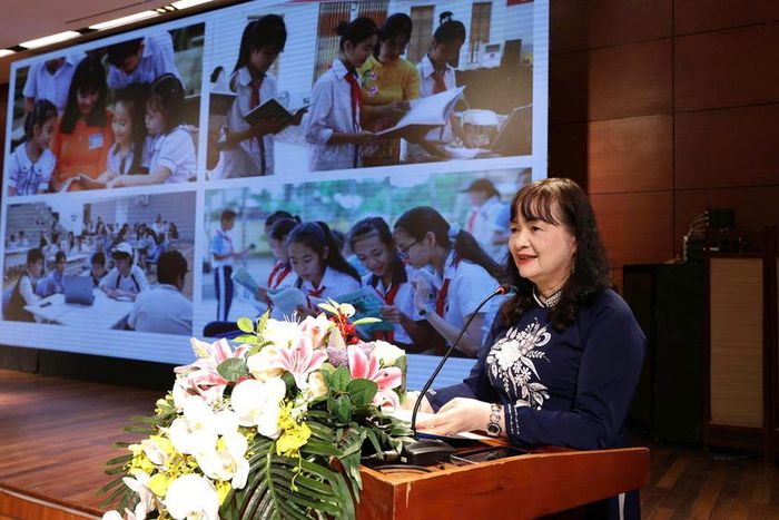 Chủ tịch Hội Khuyến học Thành phố Hà Nội Nguyễn Thị Ngọc Minh trình bày báo cáo biểu dương gương học tập tiêu biểu năm 2026.