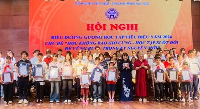 Thường trực Trung ương Hội Khuyến học Việt Nam; lãnh đạo Ủy ban nhân dân Thành phố Hà Nội; đại diện Ban Tuyên giáo, Ban Dân vận Thành ủy, Ủy ban Mặt trận Tổ quốc Việt Nam Thành phố Hà Nội, đại diện các nhà hảo tâm trao quà, giấy khen cho các gương học tập tiêu biểu năm 2026.