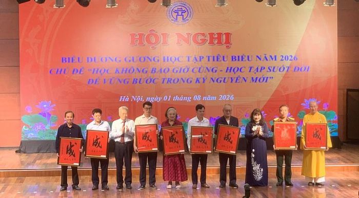 Tri ân các nhà hảo tâm đã đồng hành với quỹ khuyến học trao thưởng cho các gương học tập tiêu biểu.
