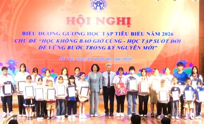 Tiến sĩ Nguyễn Hồng Sơn - Phó Chủ tịch Hội Khuyến học Việt Nam, lãnh đạo Ủy ban nhân dân Thành phố Hà Nội trao quà, giấy khen cho các gương học tập tiêu biểu năm 2026.