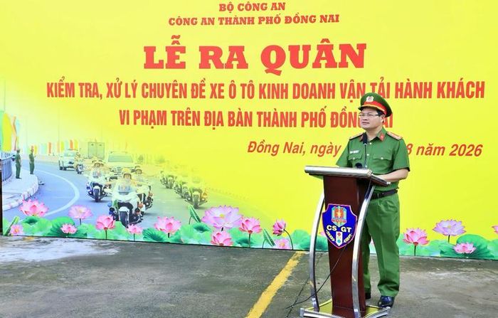 Đại tá Trần Anh Sơn, Phó Giám đốc Công an Thành phố Đồng Nai phát biểu tại buổi lễ ra quân.