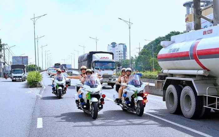 Công an Đồng Nai ra quân kiểm tra, xử lý xe khách vi phạm.