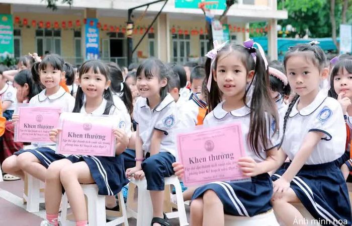 Học sinh Hà Nội vui mừng khi được nhận khen thưởng hoàn thành "Kế hoạch nhỏ". Ảnh: Trường Tiểu học Dịch Vọng B
