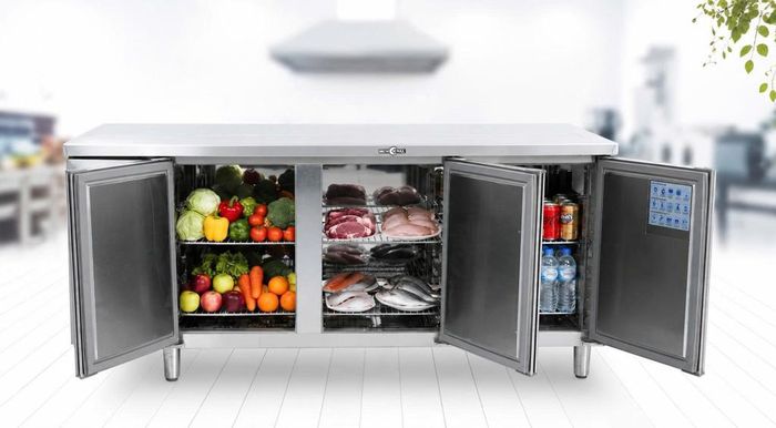 Bàn lạnh vừa bảo quản vừa là nơi sơ chế thực phẩm.