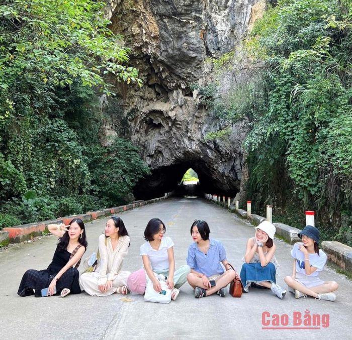Con đường xuyên hang Ngườm Bang, xã Lý Quốc cũng đã trở thành điểm check-in “hot hit” nhờ những hình ảnh lan tỏa trên mạng xã hội.