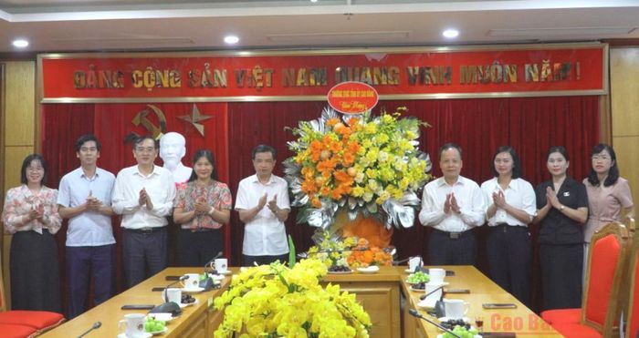 Đồng chí Bế Thanh Tịnh, Phó Bí thư Thường tực Tỉnh ủy, Trường đoàn Đại biểu Quốc hội tỉnh tặng hoa chúc mừng Ban Tuyên giáo và Dân vận Tỉnh ủy nhân Kỷ nhiệm 96 năm Ngày truyền thống Tuyên giáo của Đảng (1/8/1930 - 1/8/2026).