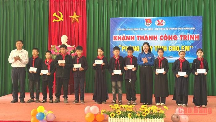 Đại diện Công ty Than Khe Chàm - TKV trao học bổng cho học sinh vượt khó, hiếu học.