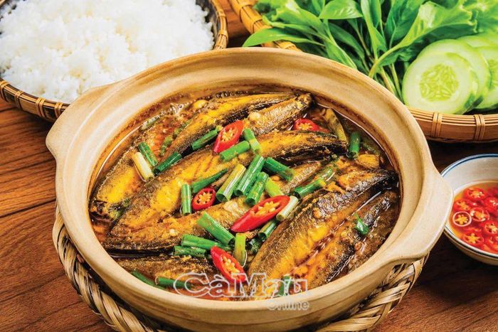 Người ở quê thường kho cá trong nồi đất, giữ hơi nóng sâu thêm phần đặc sắc cho món cá chạch kho nghệ.