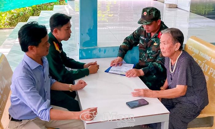 Chính quyền xã Đông Hải xác minh trực tiếp thông tin mộ liệt sĩ Lâm Văn Đời từ bà Phạm Thị Gạo (87 tuổi, ngụ ấp Mỹ Điền, xã Đông Hải) ngày 31/7/2026.