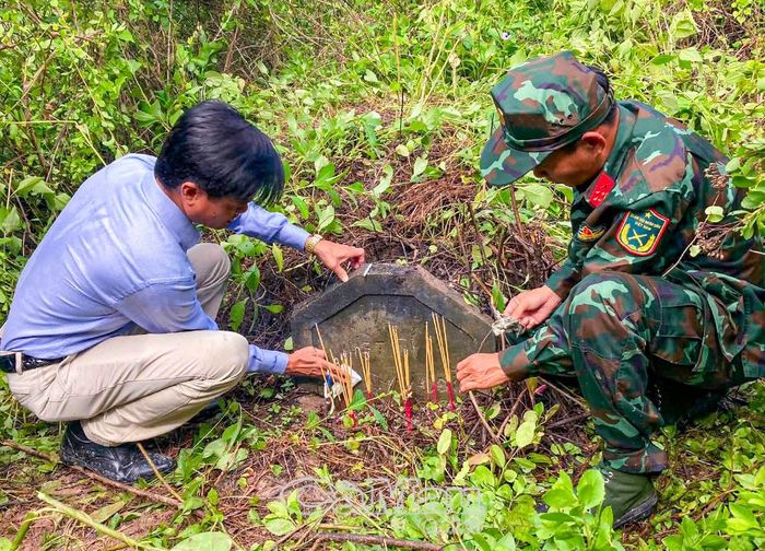 Đồng chí Võ Văn Bửu, Chủ tịch UBND xã Đông Hải (bên trái), thắp hương tại phần mô có thông tin là của liệt sĩ Lâm Văn Đời, ấp Mỹ Điền.
