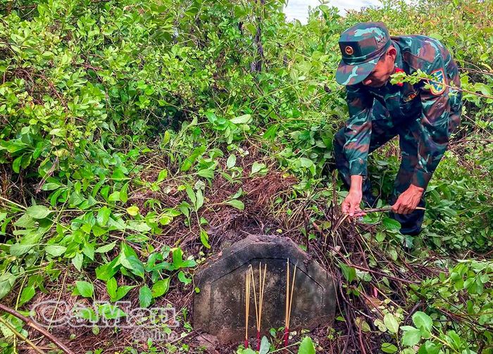 Ban Chỉ huy Quân sự xã Đông Hải dọn dẹp phần mộ nghi là của liệt sĩ Lâm Văn Đời.