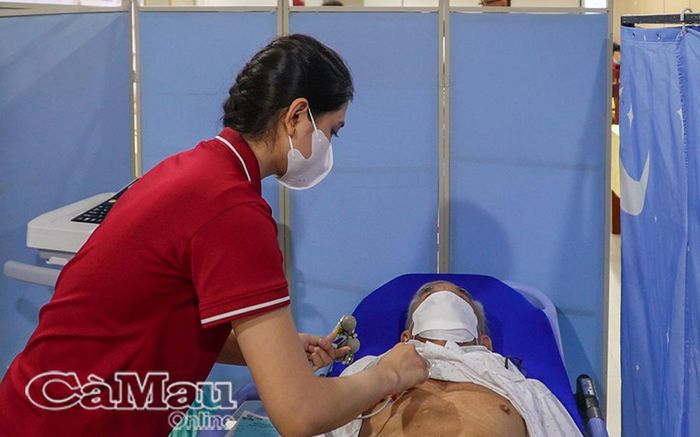 Các bệnh nhân lớn tuổi được kiểm tra toàn diện.