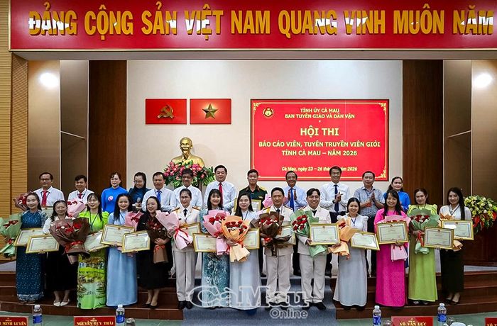  Lực lượng báo cáo viên, tuyên truyền viên cơ sở tiếp tục khẳng định vai trò nòng cốt trong công tác Tuyên giáo và Dân vận thời kỳ mới. (Trong ảnh: Ban tổ chức chụp ảnh lưu niệm cùng các thí sinh đoạt giải Hội thi Báo cáo viên, tuyên truyền viên giỏi tỉnh Cà Mau).