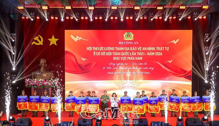 Thượng tướng Lê Văn Tuyến, Thứ trưởng Bộ Công an và bà Nguyễn Trường Nhật Phượng, Phó Chủ tịch HĐND Thành phố Hồ Chí Minh, trao giải A cho các đội thi xuất sắc khu vực phía Nam.