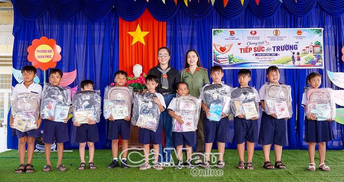  Đại diện phòng Quản lý xuất nhập cảnh - Công an tỉnh Cà Mau, Chi đoàn Sở Nội vụ tỉnh Cà Mau, cùng nhà tài trợ trao quà cho học sinh.
