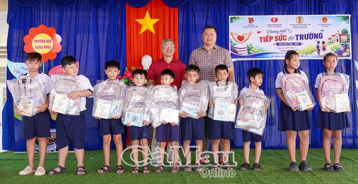  Ông Huỳnh Khánh Duy, Phó Chủ tịch UBND xã U Minh và nhà tài trợ trao quà tại chương trình.