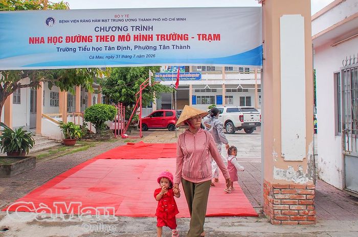 Người dân Phường Tân Thành đưa con em đến trường kiểm tra tình trạng răng miệng.
