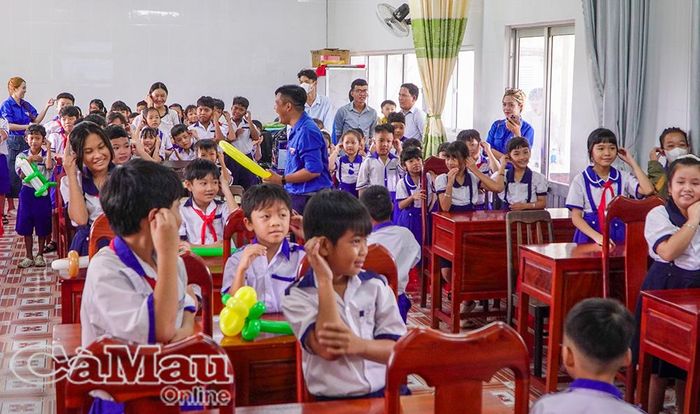 Các em thiếu nhi hào hứng tham gia chương trình Chương trình "Cùng em tựu trường”.