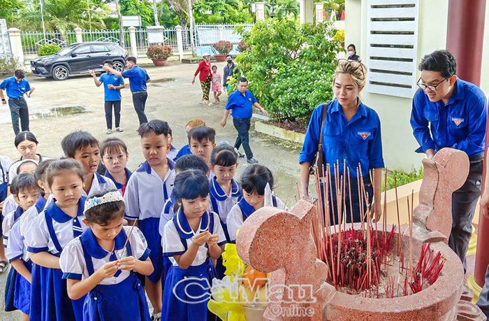 Các em học sinh viếng đền thờ các Anh hùng liệt sĩ trước khi vào chương trình.