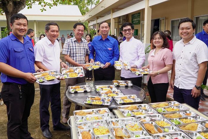Anh Phạm Tuấn Tài, Bí thư Tỉnh đoàn (thứ tư từ phải sang) cùng các đại biểu kiểm tra các suất ăn dinh dưỡng cho các em thiếu nhi.