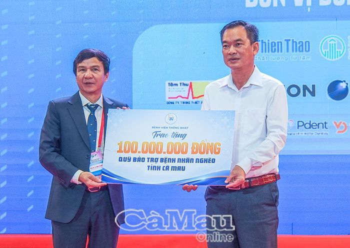 PGS.TS. Lê Đình Thanh, Giám đốc Bệnh viện Thống Nhất trao tặng 100 triệu đồng cho Quỹ Bảo trợ bệnh nhân nghèo tỉnh Cà Mau.
