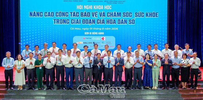 Đồng chí Vũ Mạnh Hà, Thứ trưởng Thường trực Bộ Y tế chụp ảnh lưu niệm cùng lãnh đạo tỉnh Cà Mau và các chuyên gia tham dự hội nghị.
