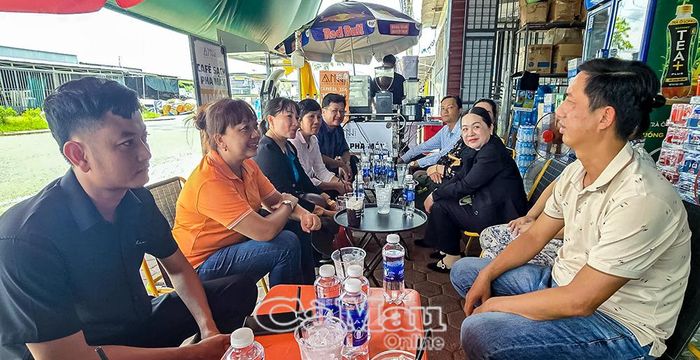 Phó Chủ tịch Hội LHPN tỉnh Cà Mau Nguyễn Thị Ngọc Thúy trao đổi với hộ kinh doanh tại Ấp 1 về nhu cầu, điều kiện chuyển đổi từ hộ kinh doanh sang doanh nghiệp.