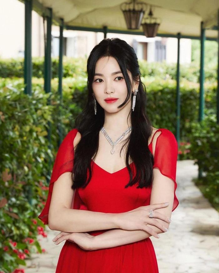Các tin đồn đoán liên quan đến chuyện yêu đương giữa Song Hye Kyo và Lee Sang Hoon nhanh chóng bị bác bỏ. Ảnh: X