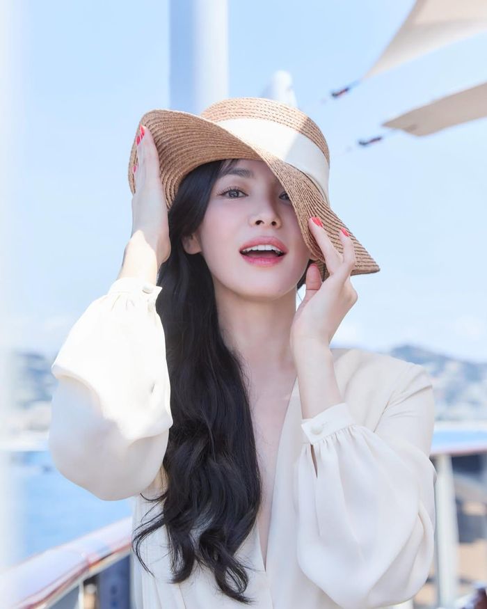 Hóa ra người đàn ông chụp ảnh bên cạnh Song Hye Kyo cách đây ít ngày là nhiếp ảnh gia thân thiết. Ảnh: Instagram