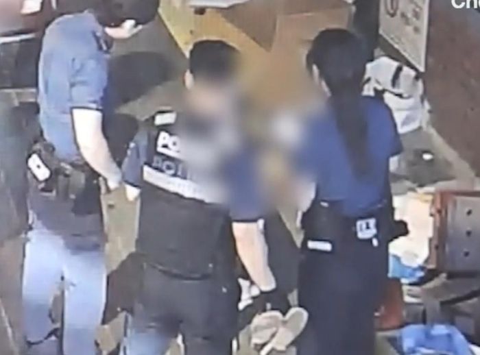 Mở rộng điều tra, cảnh sát tiến hành khám xét khẩn cấp nơi ở của cô gái. Tại căn hộ, lực lượng chức năng phát hiện và thu giữ một lượng ma túy đá còn sót lại cùng một số ống tiêm đã qua sử dụng.