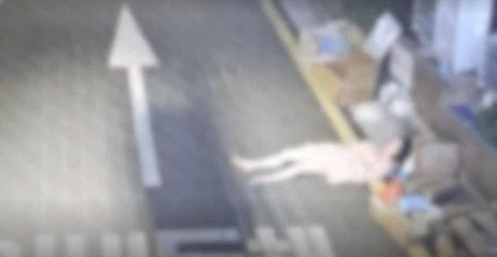 Trong điều kiện trời tối và góc quan sát hạn chế, tài xế taxi không kịp phát hiện cô gái nên đã vô tình lái xe cán qua chân cô gái.